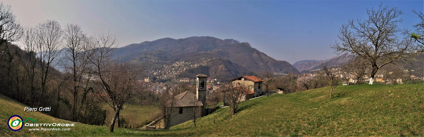 31 Ampia radura prativa panoramica  sulla chiesetta di S. Antonio e sulla conca di Zogno.jpg